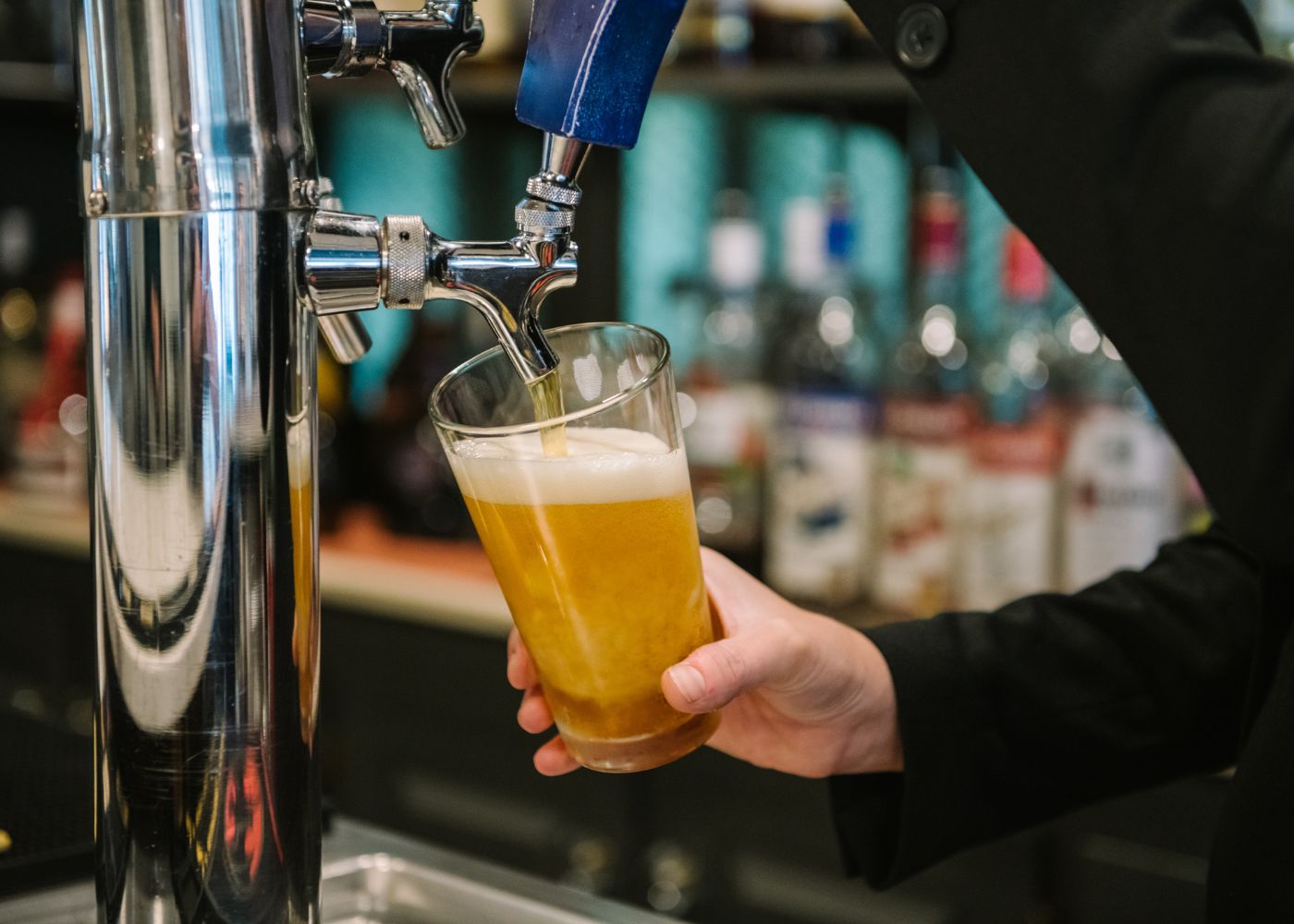 Eagle Landing Restaurant & Tavern | Happy Hour | Pouring a beer from a tap